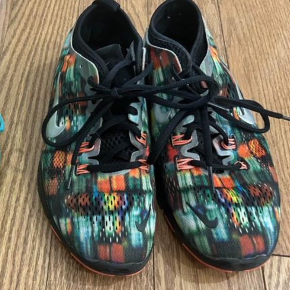 Nike sneaker Size 6